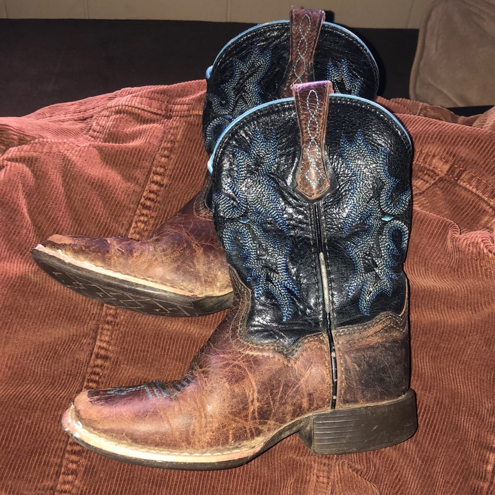 Very loved little kids 9.5 ariat boots